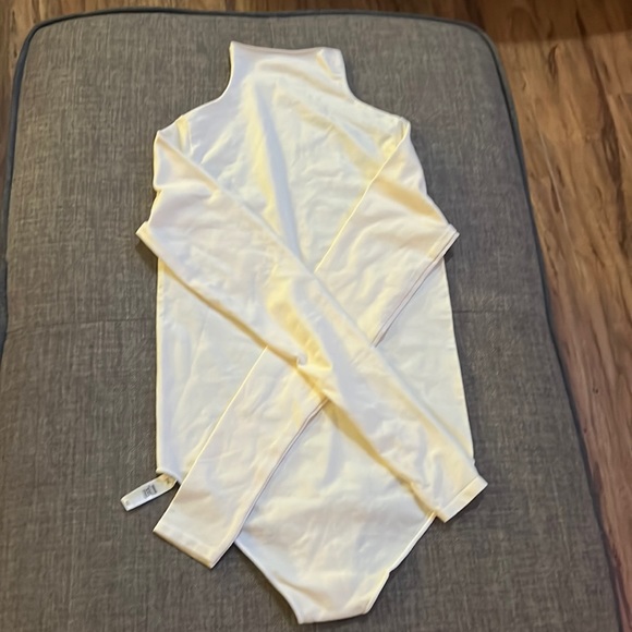 Skims Essential Mock Neck Long Sleeve Bodysuit - Picture 4 of 8